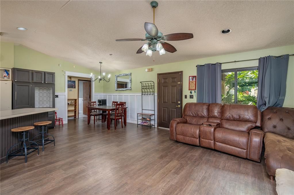 For Sale: $260,000 (2 beds, 2 baths, 1356 Square Feet)