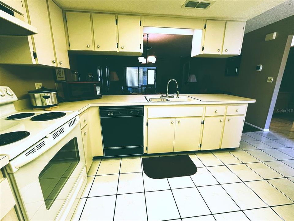 For Sale: $129,900 (2 beds, 2 baths, 1029 Square Feet)