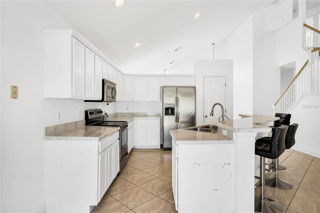 KITCHEN/BREAKFAST BAR