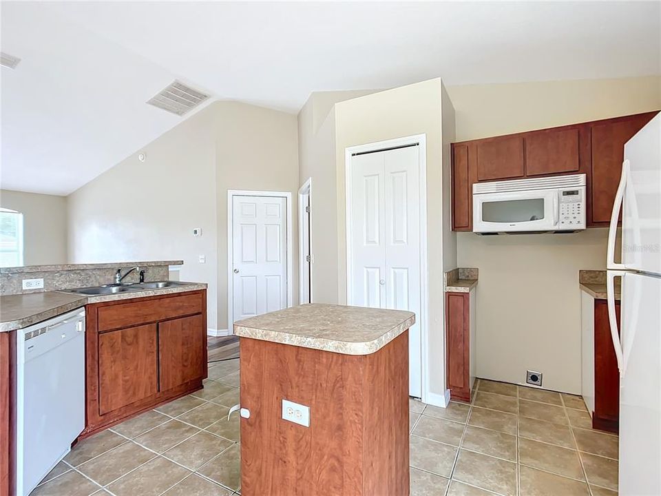 Active With Contract: $250,000 (3 beds, 2 baths, 1338 Square Feet)