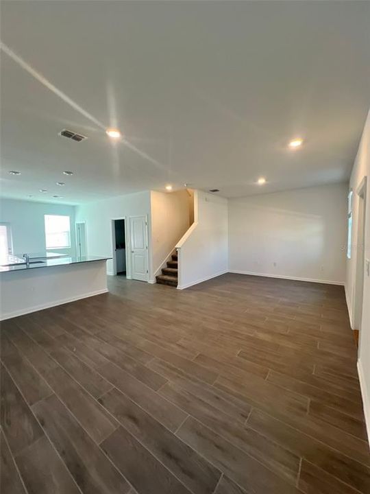 Active With Contract: $2,550 (3 beds, 2 baths, 1615 Square Feet)