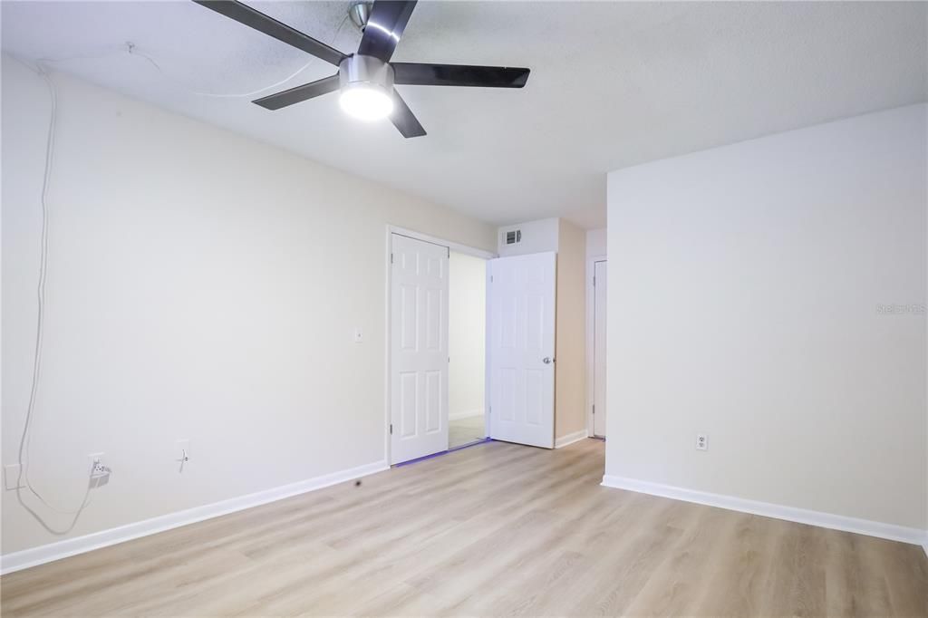 Active With Contract: $1,500 (1 beds, 1 baths, 834 Square Feet)