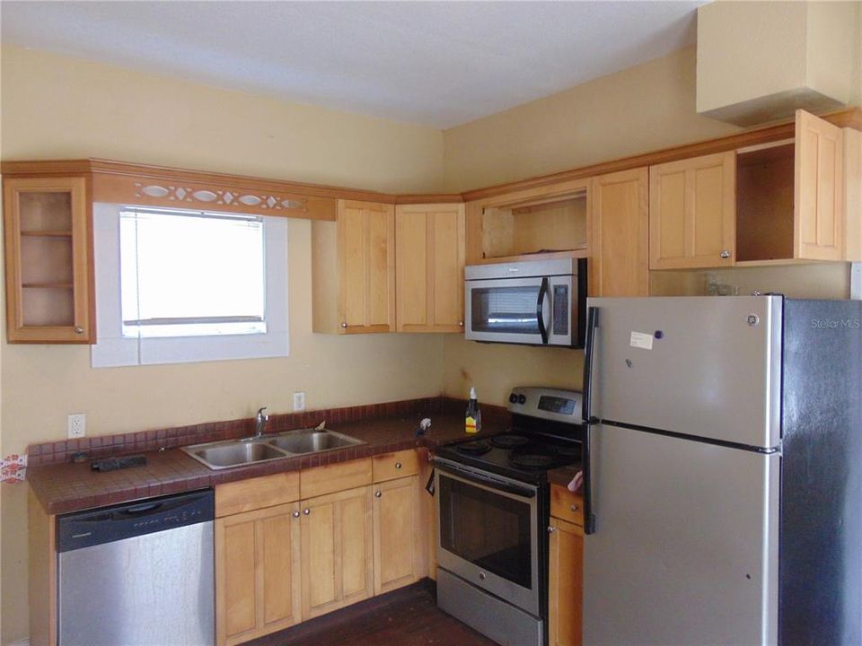 For Sale: $205,000 (2 beds, 1 baths, 796 Square Feet)