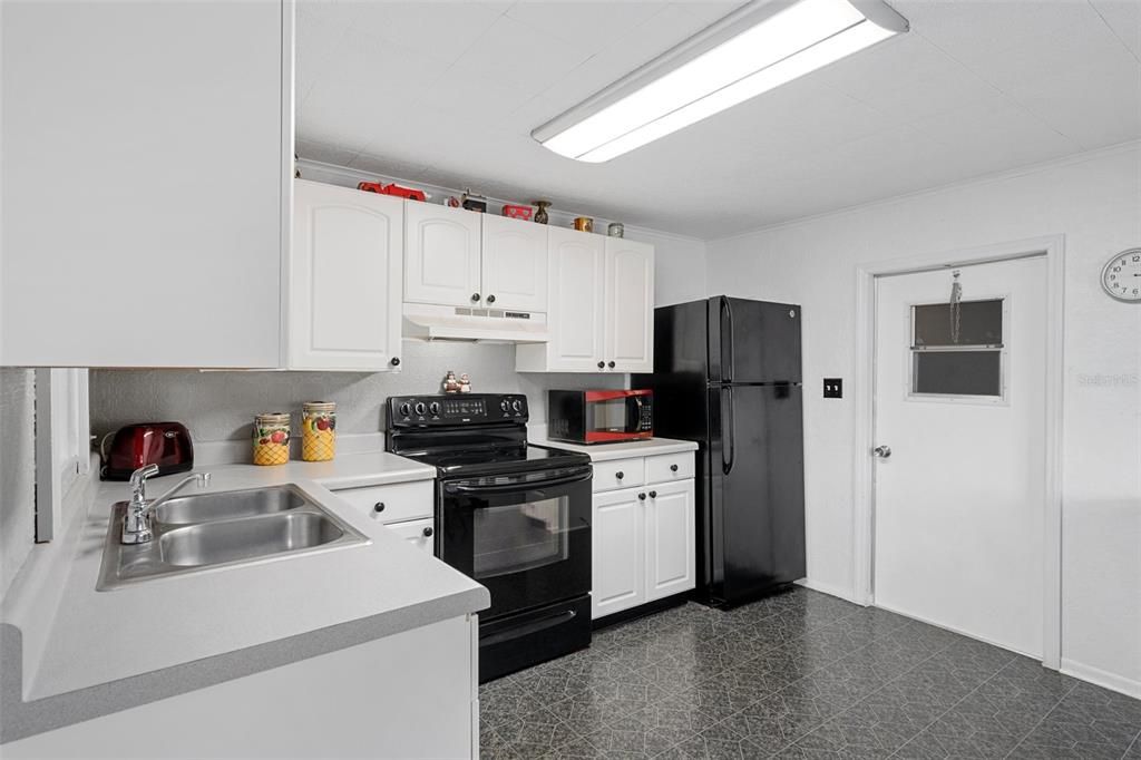 Active With Contract: $134,900 (2 beds, 1 baths, 720 Square Feet)