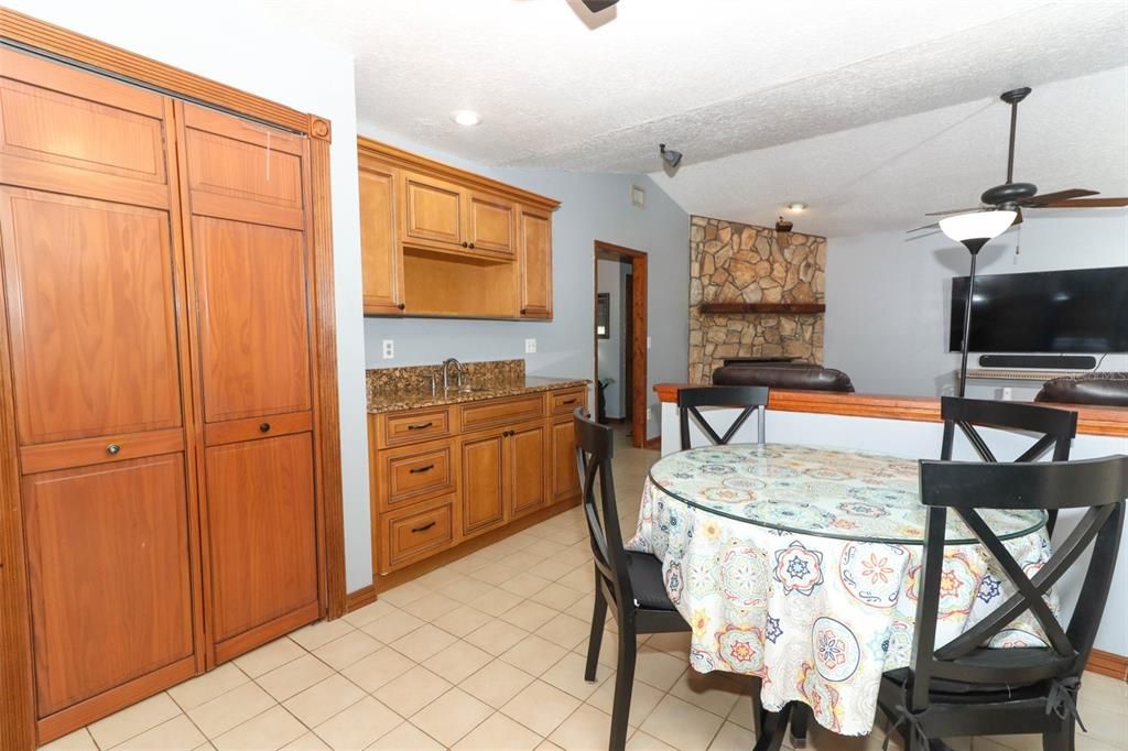 Wet Bar for Entertaining!!