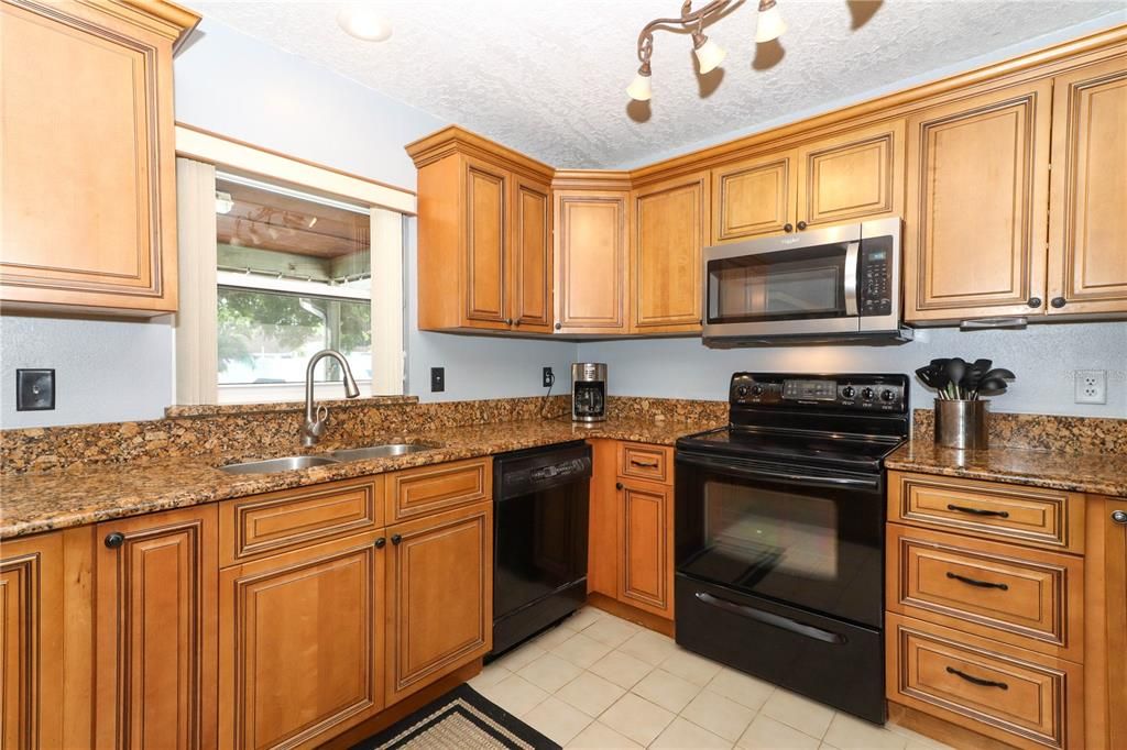 Gorgeous Kitchen w/ Wood Cabinetry!!