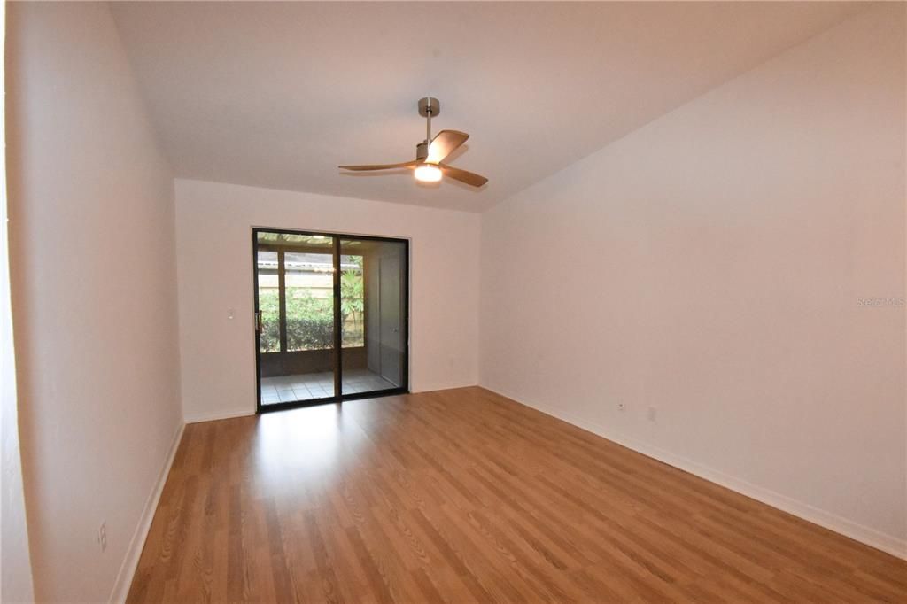 Active With Contract: $199,000 (2 beds, 2 baths, 929 Square Feet)