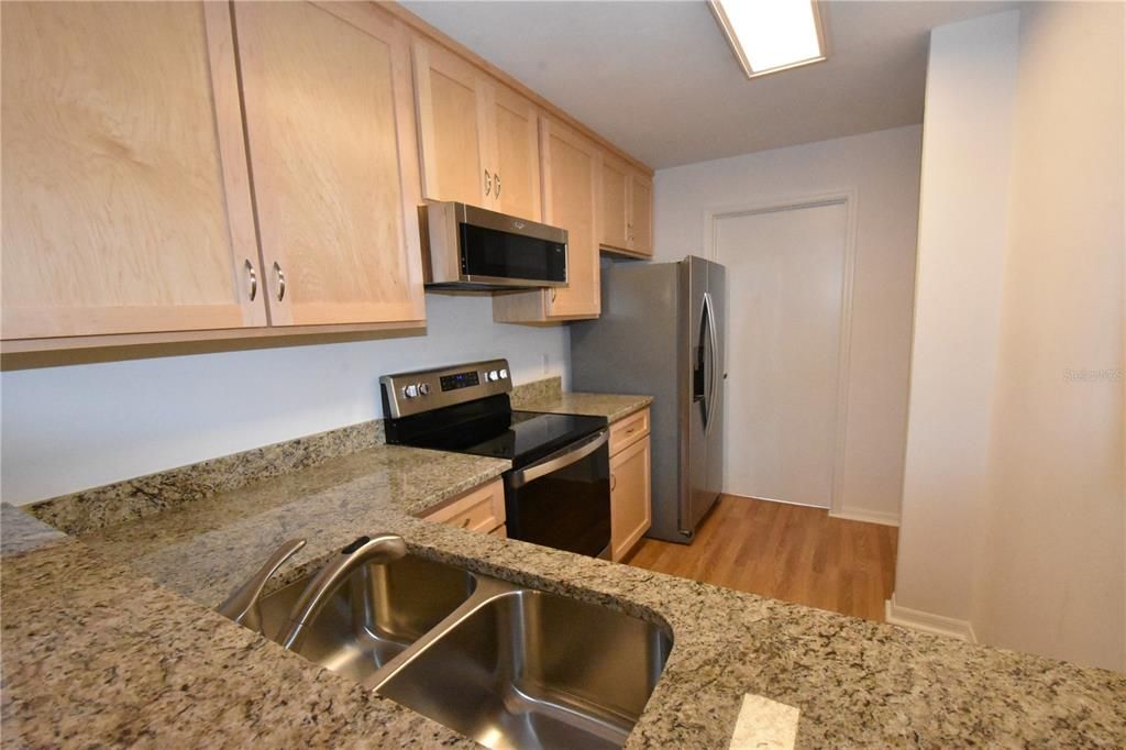 Active With Contract: $199,000 (2 beds, 2 baths, 929 Square Feet)