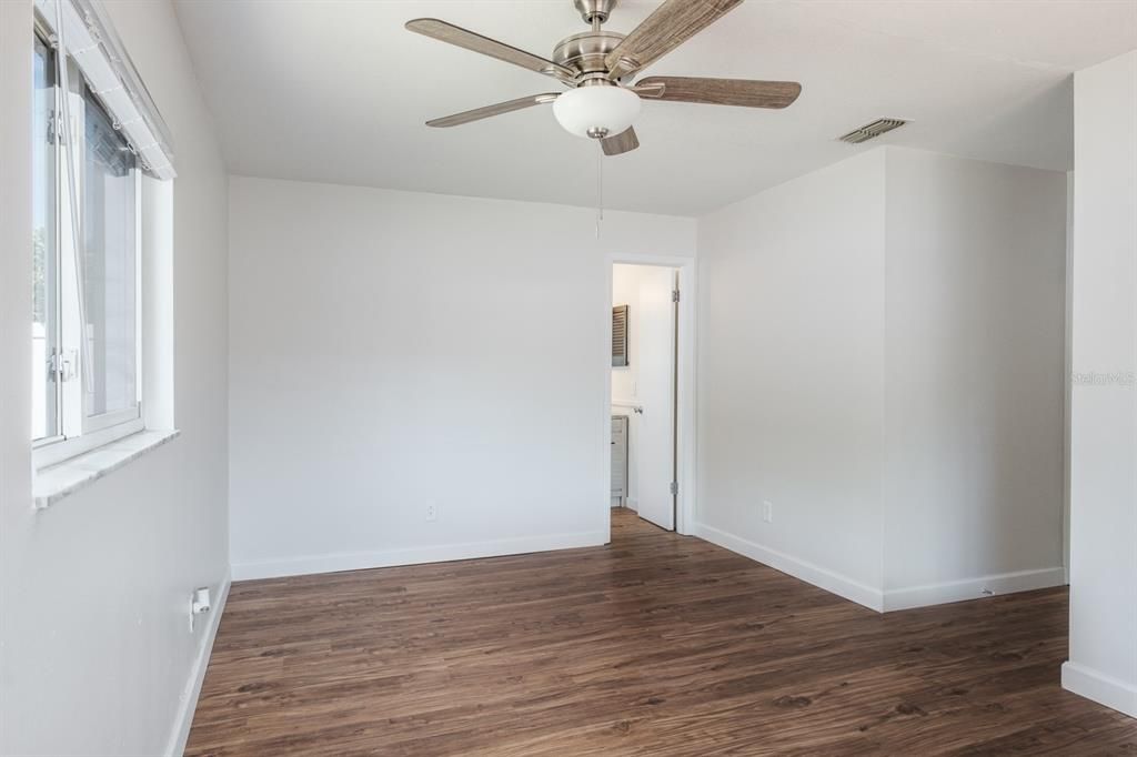 Active With Contract: $297,500 (3 beds, 2 baths, 1368 Square Feet)