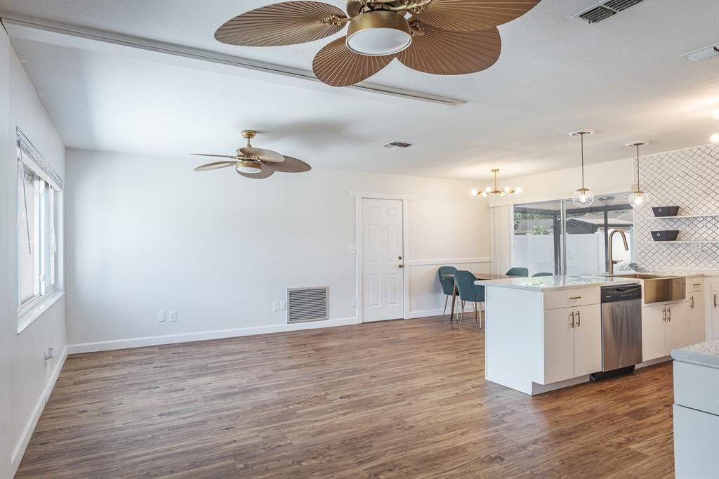 Active With Contract: $297,500 (3 beds, 2 baths, 1368 Square Feet)