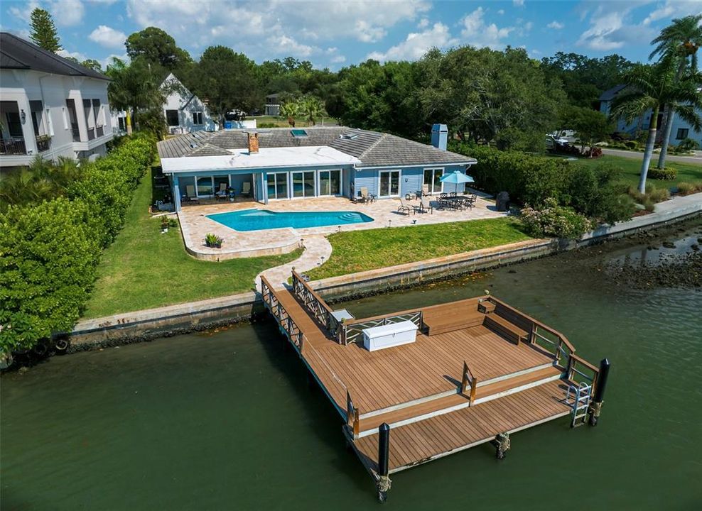 100 foot of waterfront, this spacious residence of over 4400 square foot has a fabulous location in the beautiful town of Belleair.