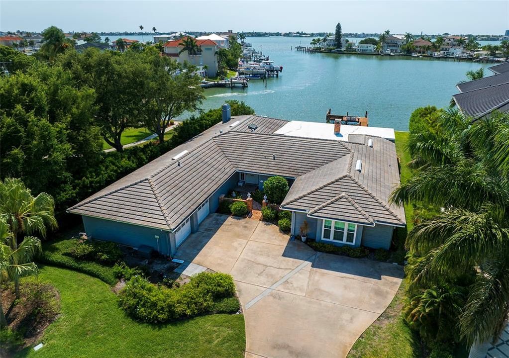 Welcome to this charming waterfront Belleair residence that offers a wonderful, flexible floorplan for easy living.