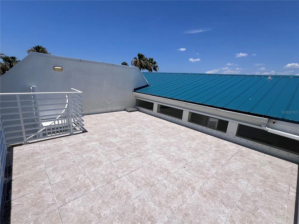 LARGE ROOFTOP DECK