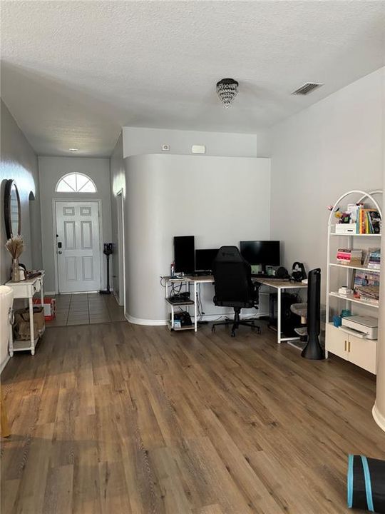 Active With Contract: $2,450 (3 beds, 2 baths, 1983 Square Feet)