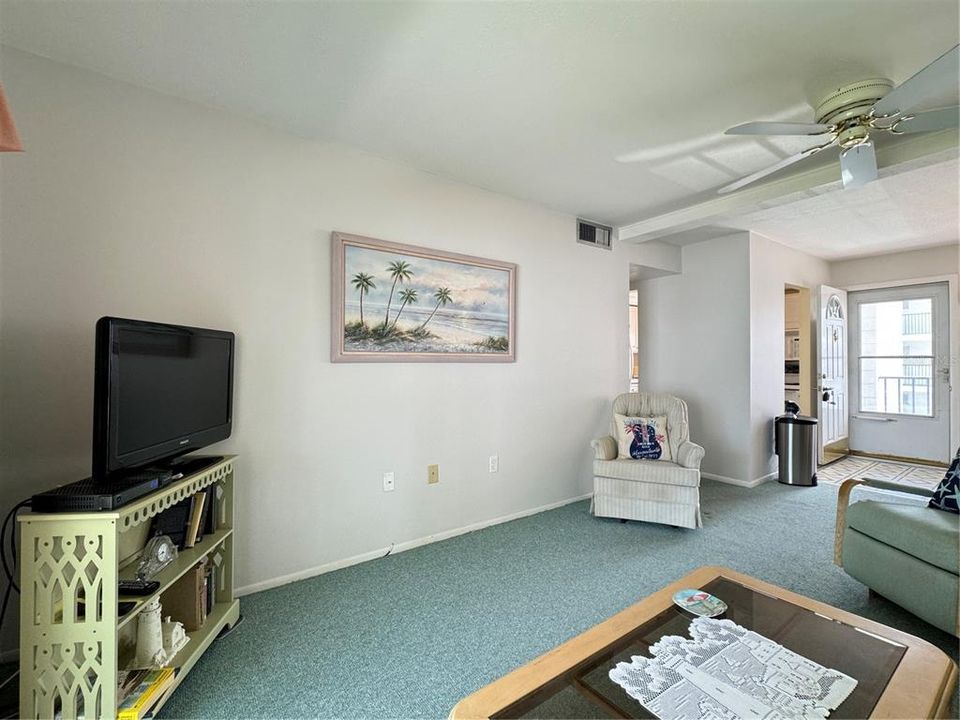 For Sale: $150,000 (2 beds, 2 baths, 840 Square Feet)