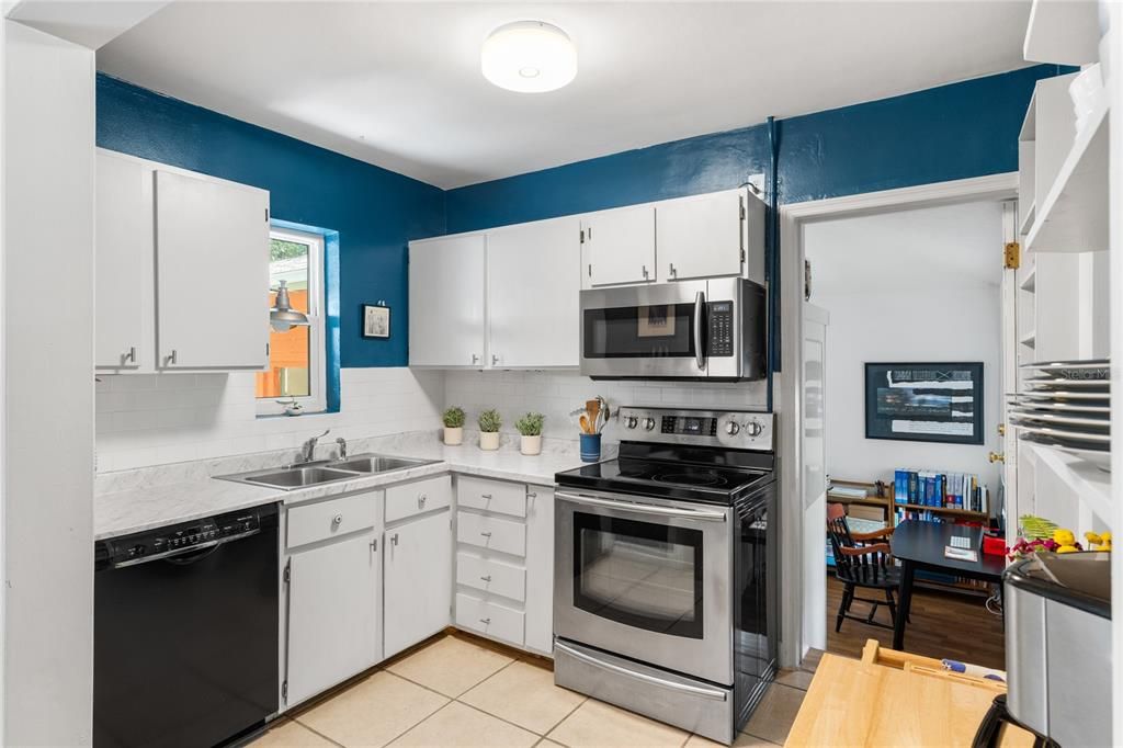 Active With Contract: $275,000 (3 beds, 2 baths, 1278 Square Feet)