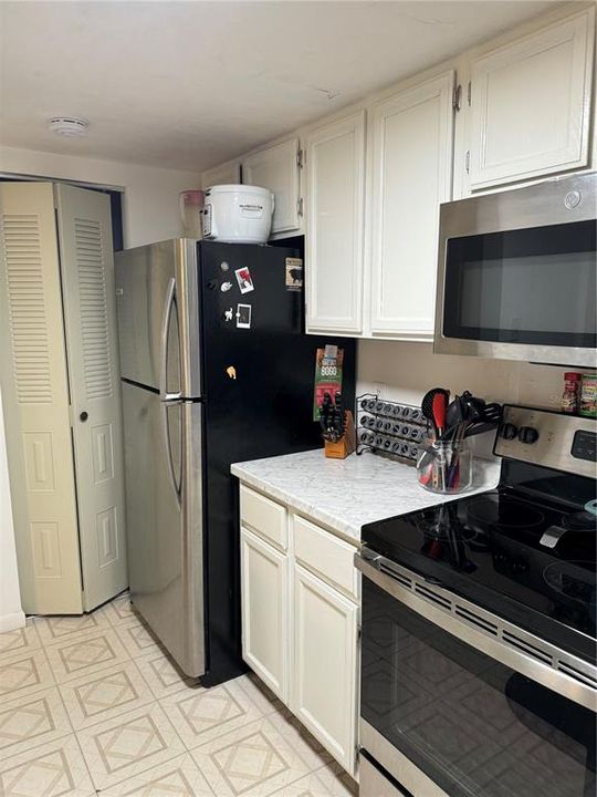 Active With Contract: $168,500 (2 beds, 2 baths, 1151 Square Feet)