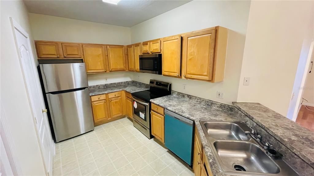 For Rent: $1,500 (1 beds, 1 baths, 951 Square Feet)