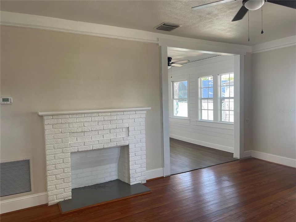 For Rent: $1,650 (2 beds, 1 baths, 957 Square Feet)
