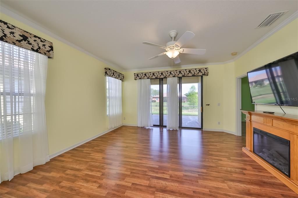 For Sale: $289,000 (2 beds, 2 baths, 1393 Square Feet)