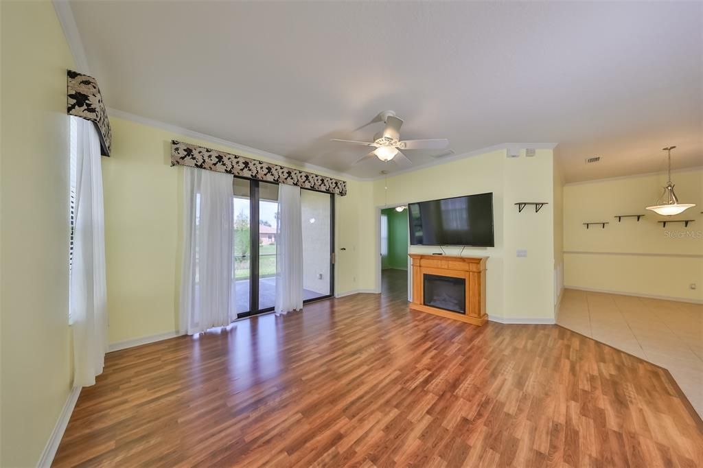 For Sale: $279,000 (2 beds, 2 baths, 1393 Square Feet)