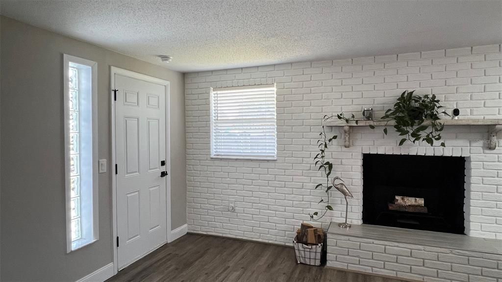 Family room w/door to back yard