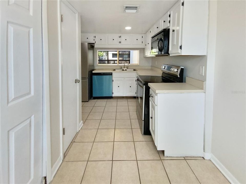 Active With Contract: $157,000 (2 beds, 2 baths, 1141 Square Feet)