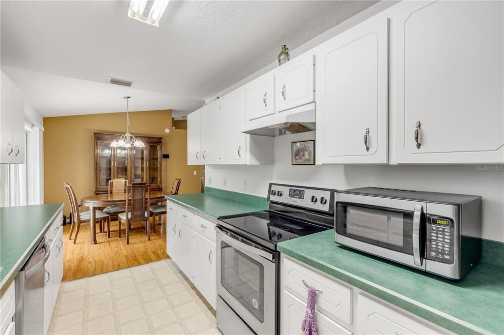 For Sale: $292,500 (3 beds, 2 baths, 1271 Square Feet)