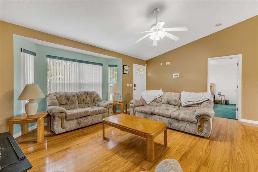 For Sale: $292,500 (3 beds, 2 baths, 1271 Square Feet)