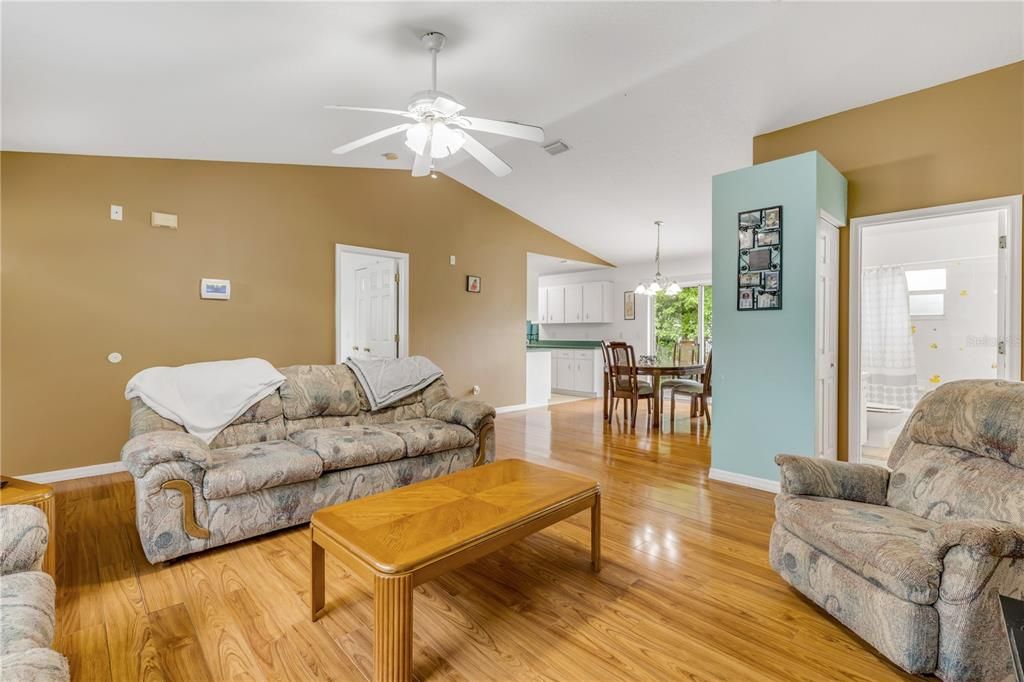 For Sale: $292,500 (3 beds, 2 baths, 1271 Square Feet)