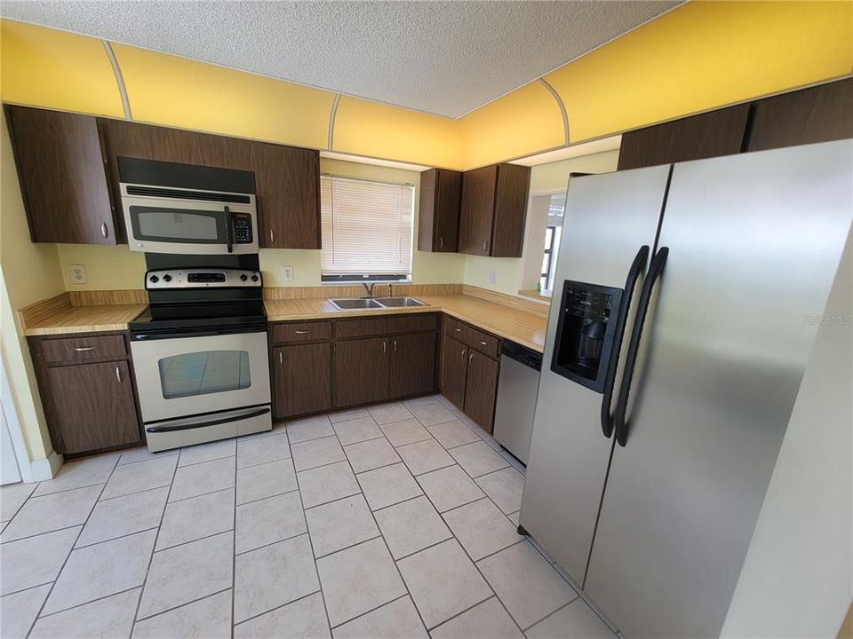 For Rent: $2,450 (2 beds, 2 baths, 1400 Square Feet)