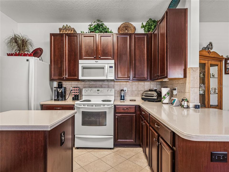 Active With Contract: $298,900 (2 beds, 2 baths, 1672 Square Feet)