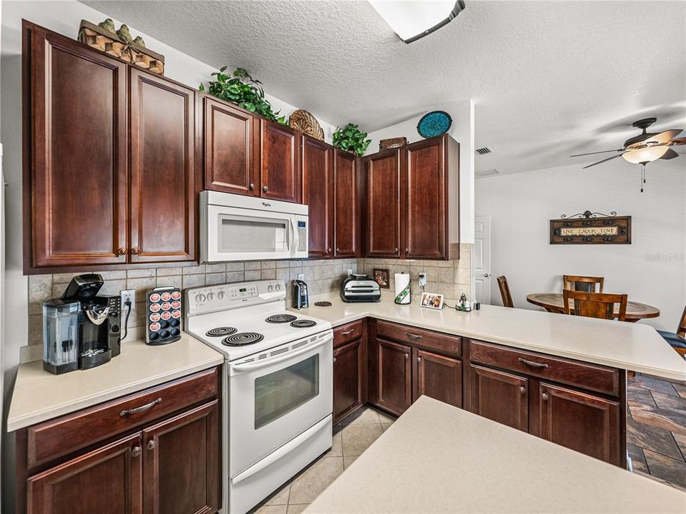 Active With Contract: $298,900 (2 beds, 2 baths, 1672 Square Feet)