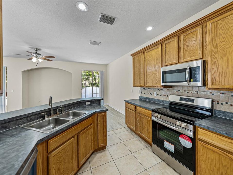 For Sale: $299,900 (3 beds, 2 baths, 1686 Square Feet)