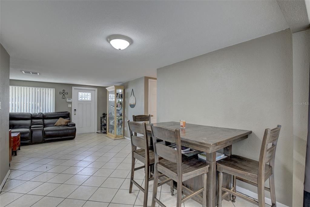 Recently Sold: $299,000 (2 beds, 1 baths, 1072 Square Feet)