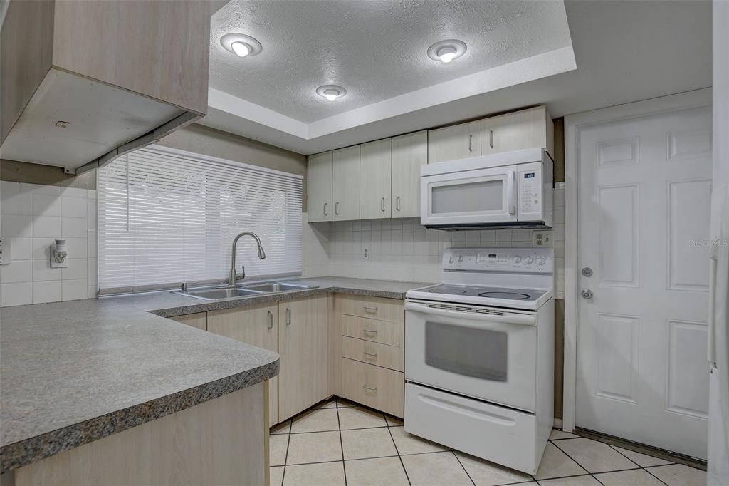 Recently Sold: $299,000 (2 beds, 1 baths, 1072 Square Feet)