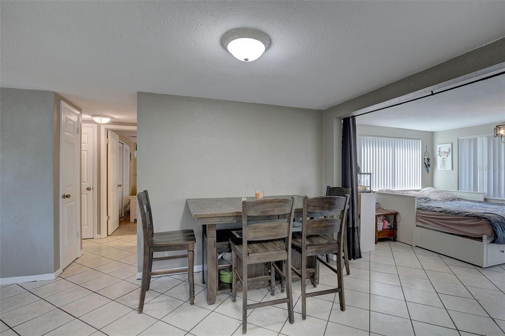 Recently Sold: $299,000 (2 beds, 1 baths, 1072 Square Feet)