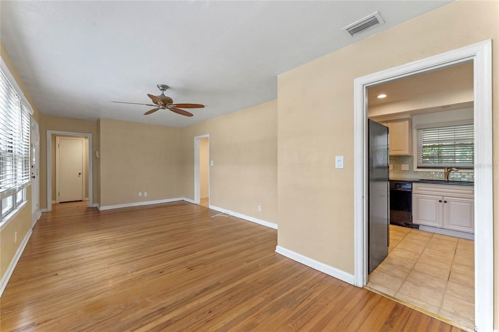 For Sale: $329,900 (3 beds, 1 baths, 1106 Square Feet)