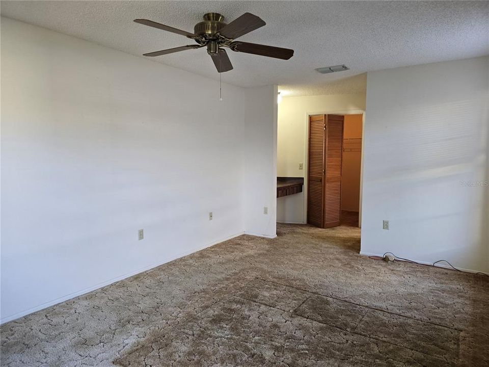 Active With Contract: $289,900 (2 beds, 2 baths, 1300 Square Feet)