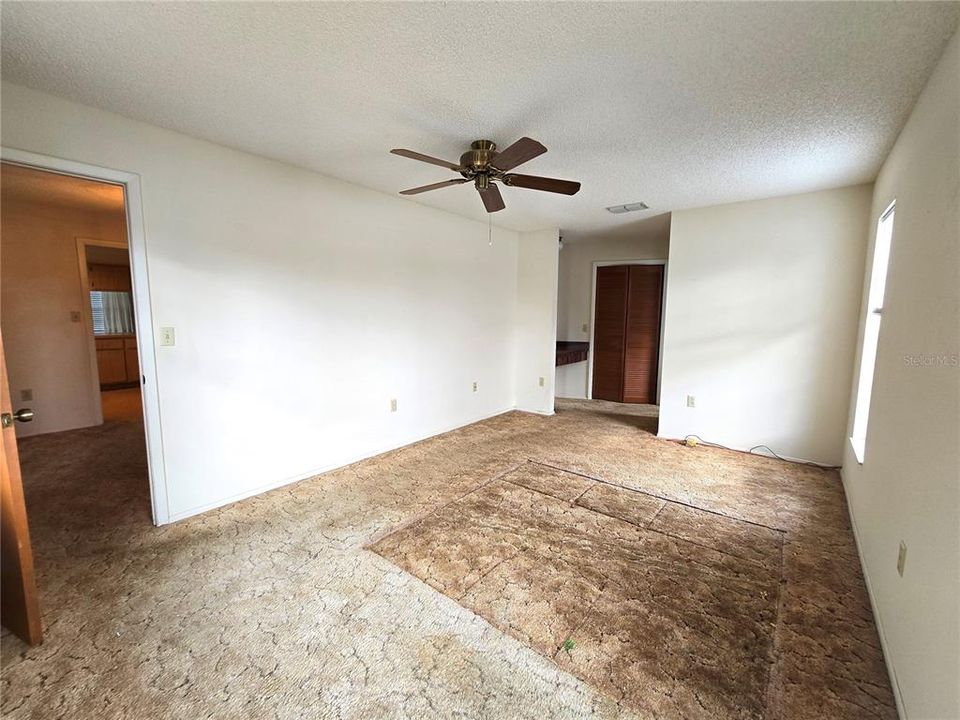 Active With Contract: $289,900 (2 beds, 2 baths, 1300 Square Feet)