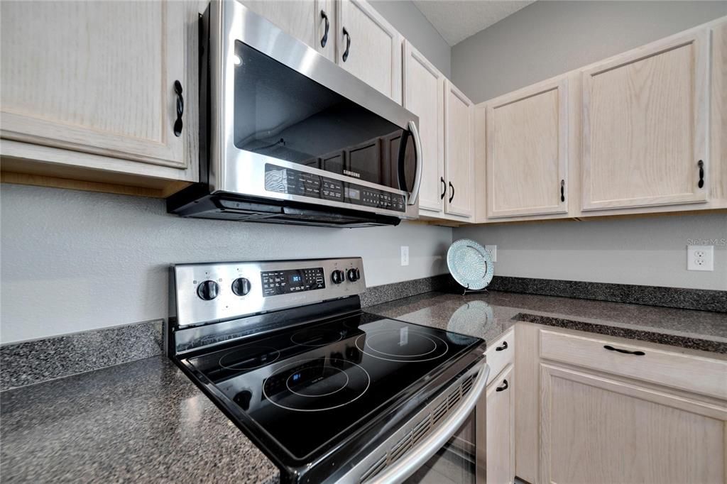 Active With Contract: $324,500 (3 beds, 2 baths, 1587 Square Feet)