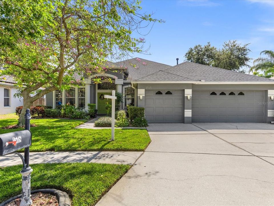 Active With Contract: $639,900 (4 beds, 3 baths, 2696 Square Feet)