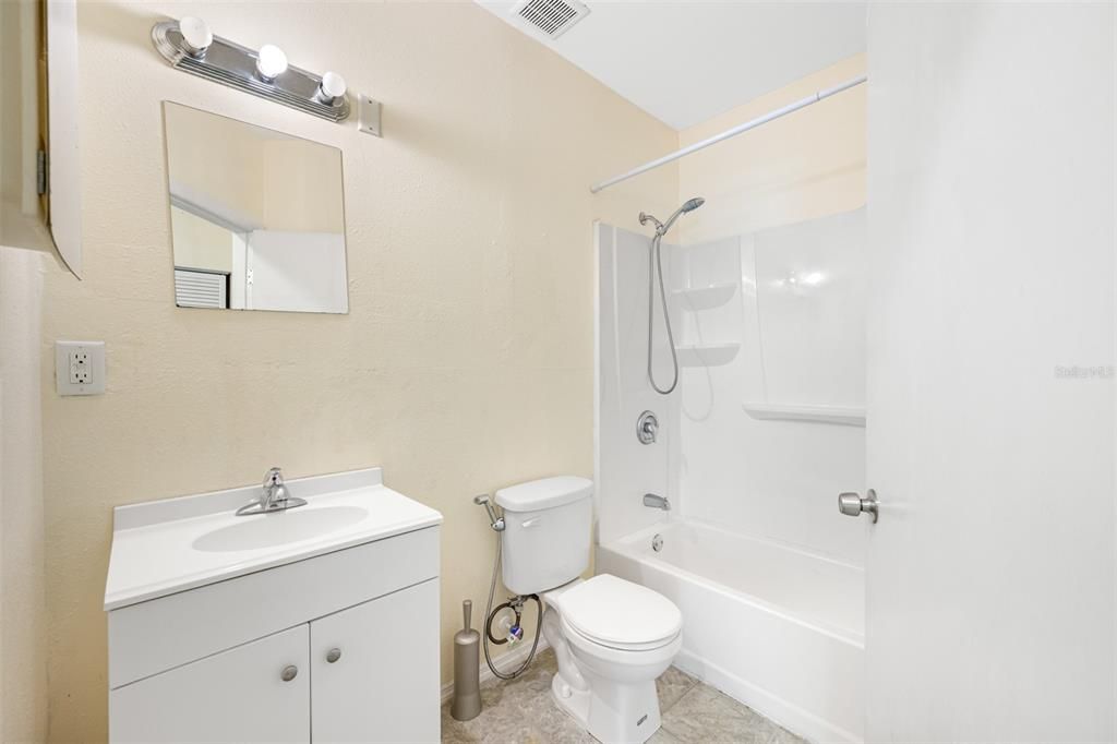 Active With Contract: $309,900 (2 beds, 2 baths, 1008 Square Feet)