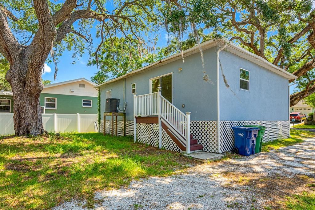 Active With Contract: $309,900 (2 beds, 2 baths, 1008 Square Feet)