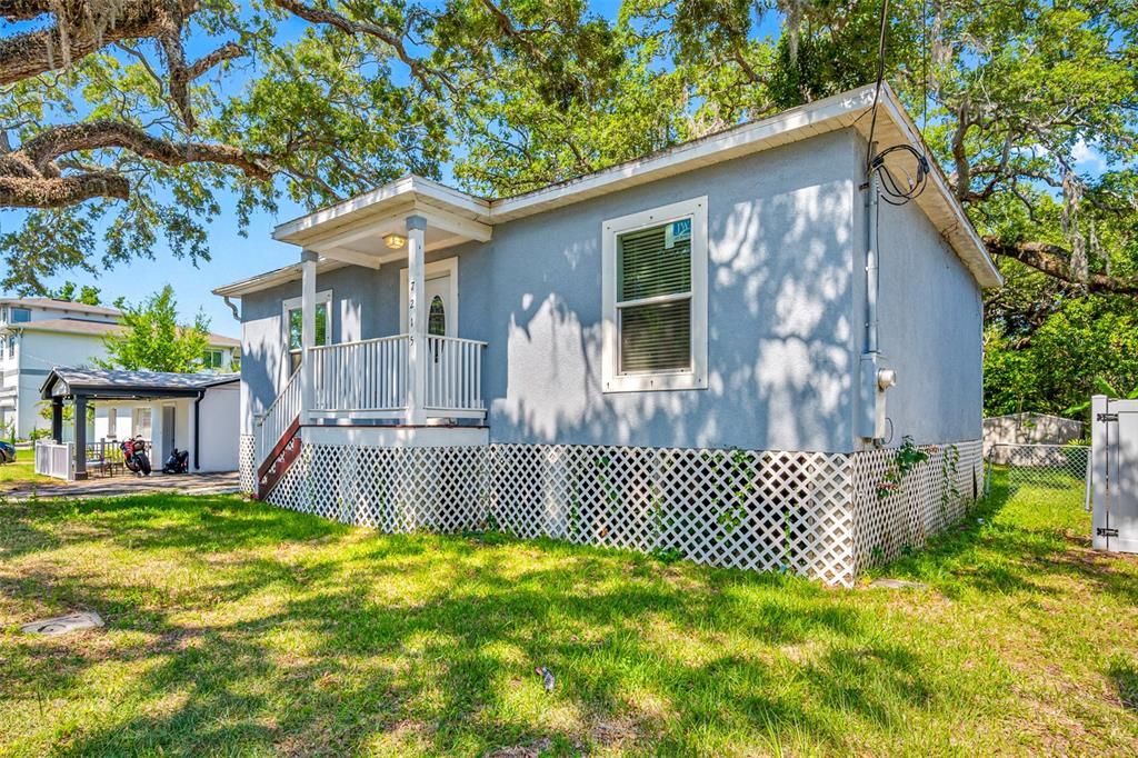 Active With Contract: $309,900 (2 beds, 2 baths, 1008 Square Feet)