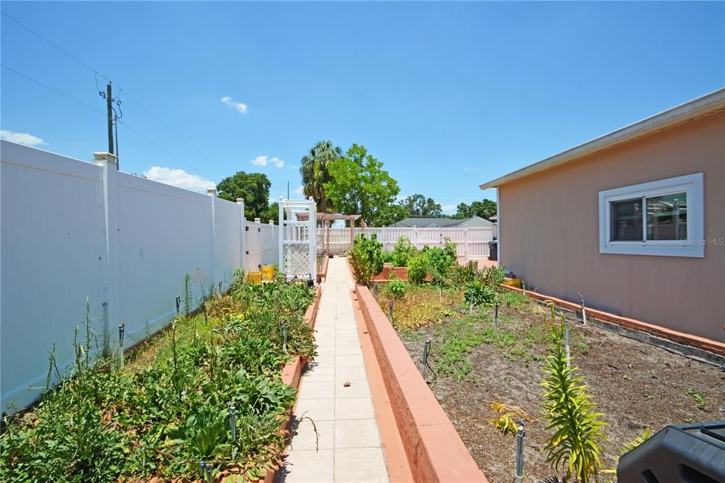 For Sale: $445,000 (3 beds, 2 baths, 1737 Square Feet)