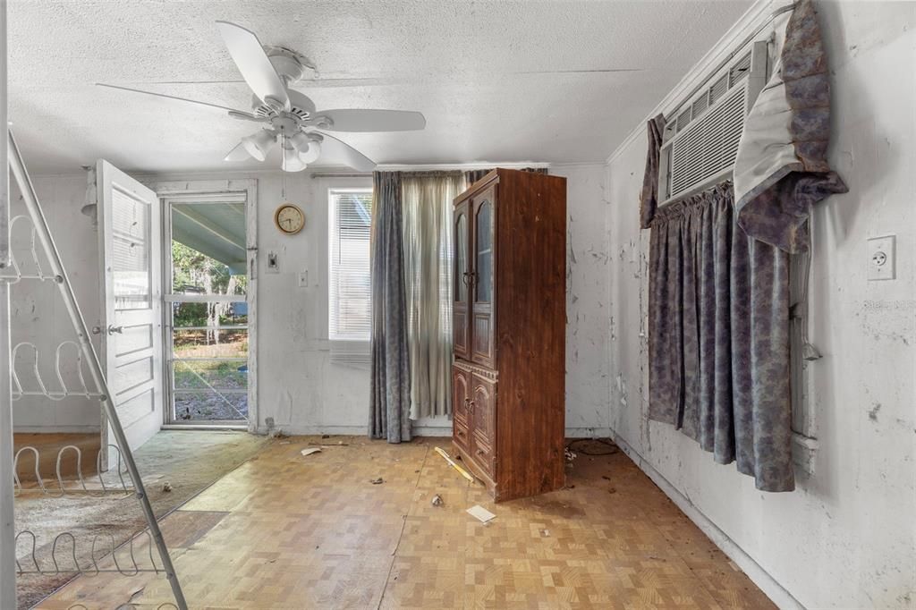 Active With Contract: $70,000 (3 beds, 1 baths, 820 Square Feet)