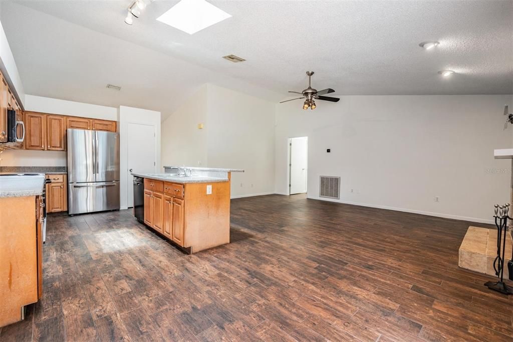 Active With Contract: $585,000 (4 beds, 2 baths, 2256 Square Feet)