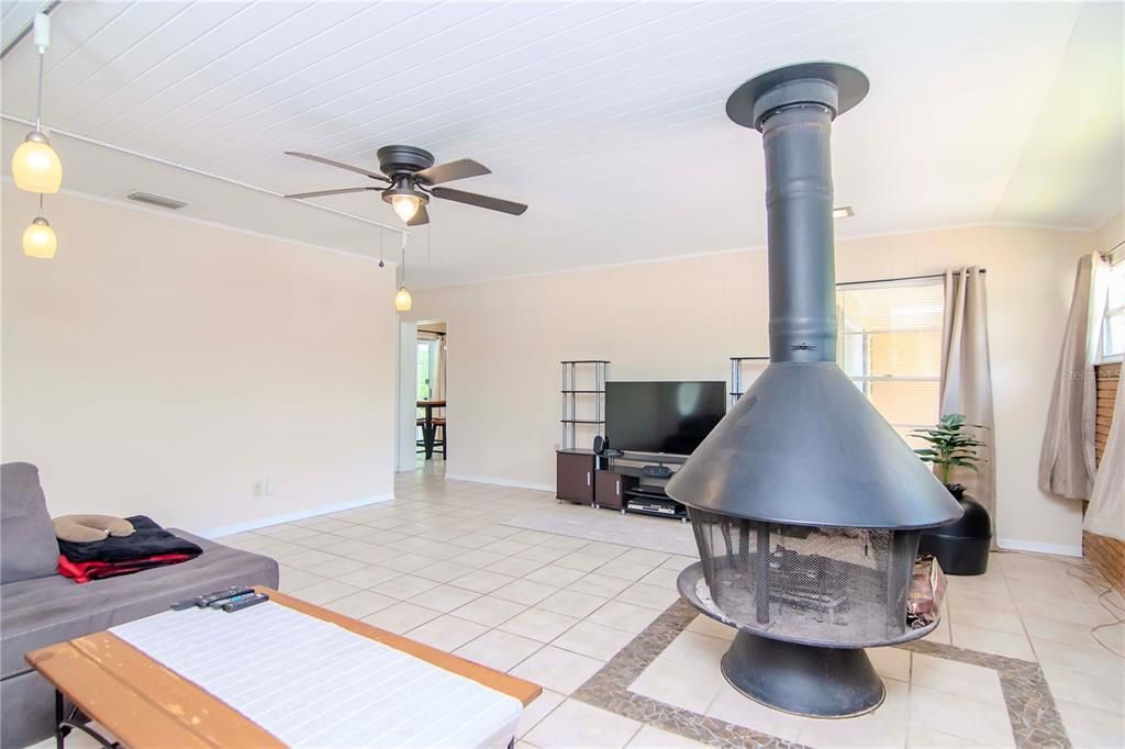 Active With Contract: $359,000 (3 beds, 2 baths, 1762 Square Feet)