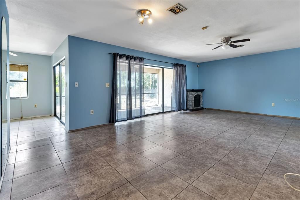 Active With Contract: $199,000 (3 beds, 3 baths, 1565 Square Feet)
